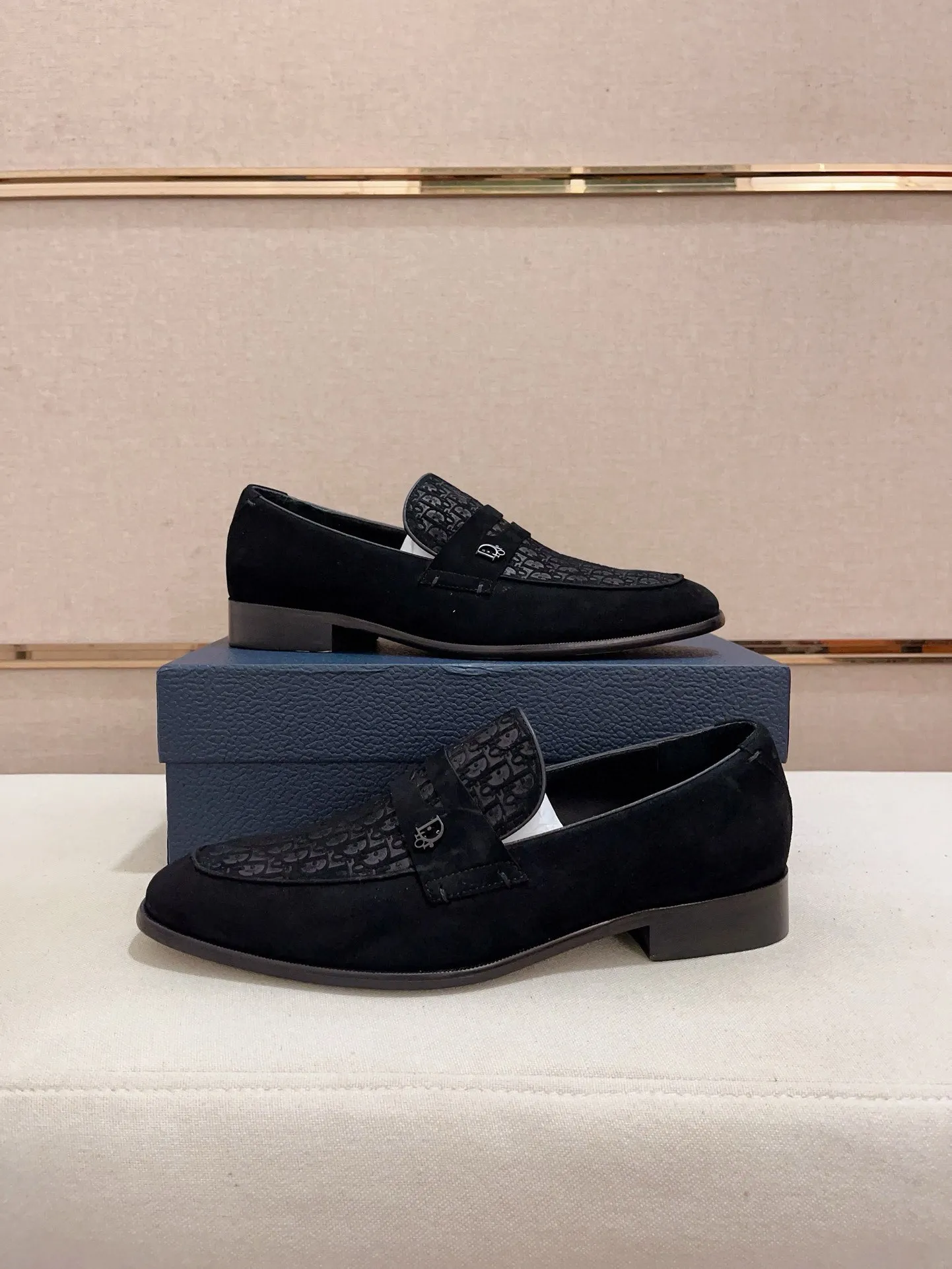 Men's shoes 💰: 540💰 High-end version of Dior Dior's new series. Famous actors and Internet celebrities wear super popular designs. The sculptures of French artist Niki de Saint Phalle are designed as rings. Material: Fabric: Imported original material. Foot: cowhide. Outsole: Rubber outsole. Men's shoe size: 38~44. Can be customized to size 45.